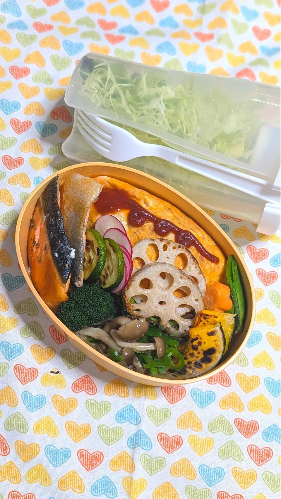 本日のお弁当〜オムライスとサーモンのバジル焼き|f.1125beさん