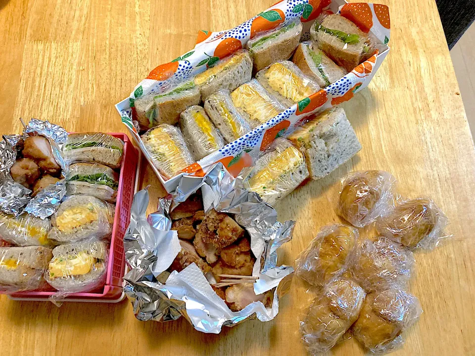 厚焼きたまごとタルタルのサンドイッチ、自家製みかんジャムサンド、ハムレタスサンド、お稲荷さん、唐揚げ。|さくたえさん