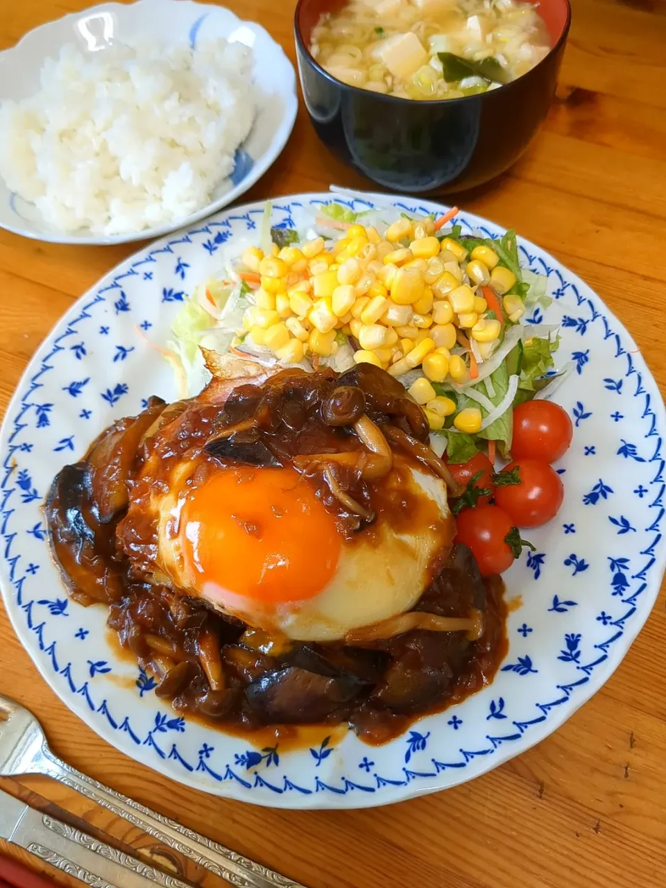 ちょっぴり中華風味のデミグラスソースハンバーグ🥩チーズ卵のせ|まゆめろさん
