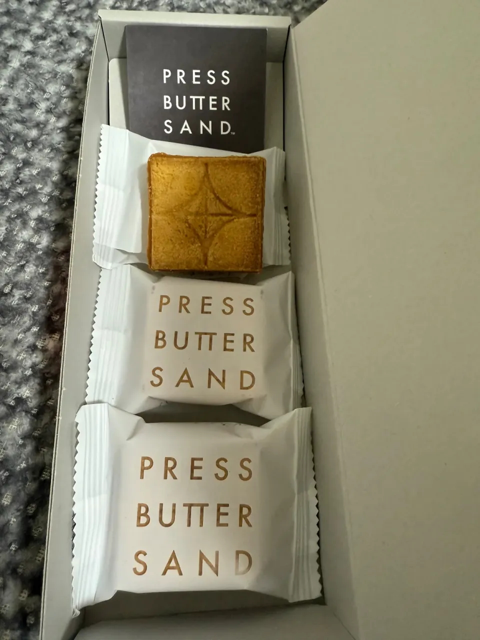 最近これにどハマりなのです。PRESS BUTTER SAND. 珈琲にもアールグレイにもよく合います。美味しくいただきました。|sniper66さん