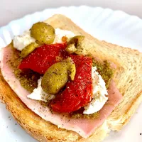 Homemade semi-dried tomatoes marinated in olive oil served on toast|gonbenさん