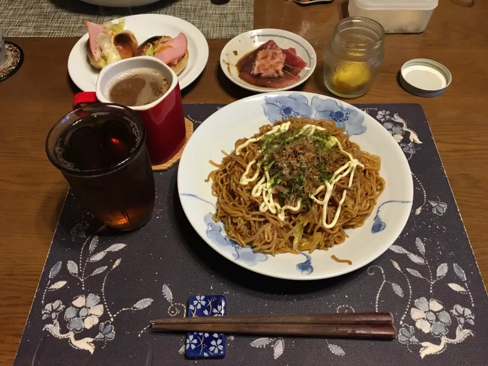 大盛りソース焼きそば、レーズンロールパントーストサンドイッチ、鮪のたたき、めばちまぐろの切り落とし、沢庵、ホットコーヒー、烏龍茶(昼飯)|enarinさん