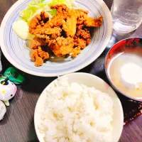 押し麦ご飯、豆腐とわかめとネギの味噌汁、鶏の唐揚げ、キャベモヤ|サトリさん