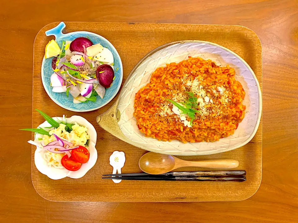 トマトチーズリゾットとあやめ雪かぶのサラダのおぼんごはん|すずさん