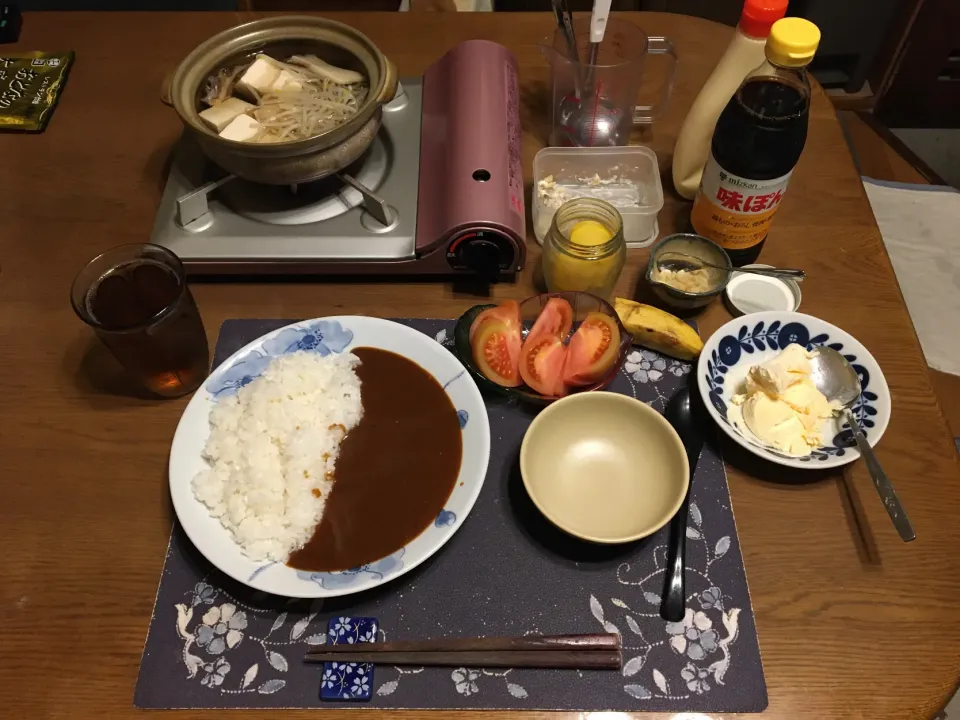 カレーライス、コロッケ、メンチカツ、湯豆腐鍋、トマト、沢庵、数の子のわさび漬け、烏龍茶、手作りアイスクリームのバナナ添え(夕飯)|enarinさん