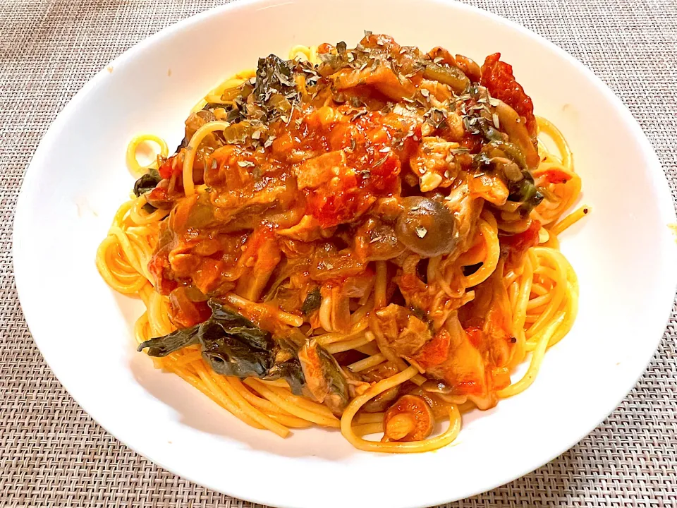 ベーコンとしめじとほうれん草のトマトパスタ|shibazakiさん