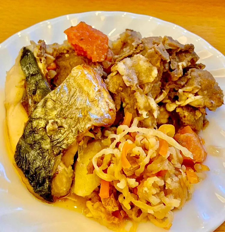 「残ってた 常備菜」💦
冷蔵庫やフリーザーの常備菜
油揚げと小松菜の味噌汁を添えて
朝ごはん・・|ばくあんしゃさん