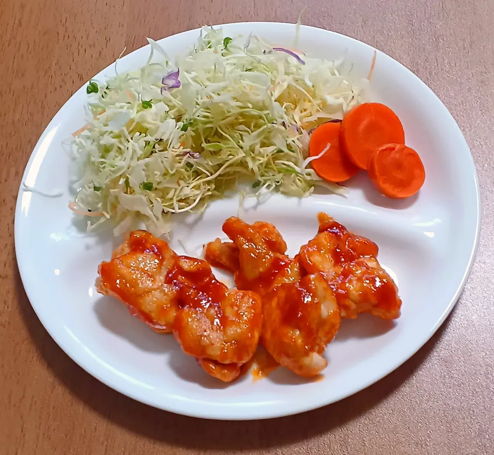 キャベツサラダ、にんじん、鶏肩小肉のヤンニョムチキン|ナナさん