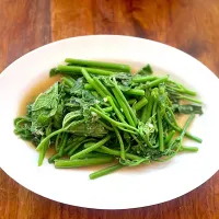 Stir-fried bitter melon shoots with oyster sauce/ผัดยอดมะระน้ำมันหอย|💟Lookbua Chiangmai Thai Food💟さん