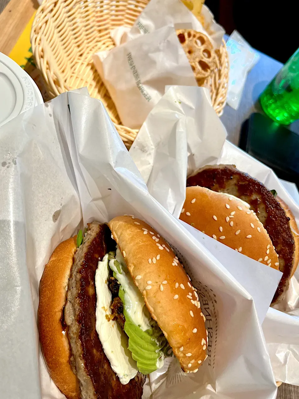 クラシックアボカドクリームチーズバーガー
～わさび香るサクサク醤油～フレッシュネスバーガー|アッコちゃん✨さん