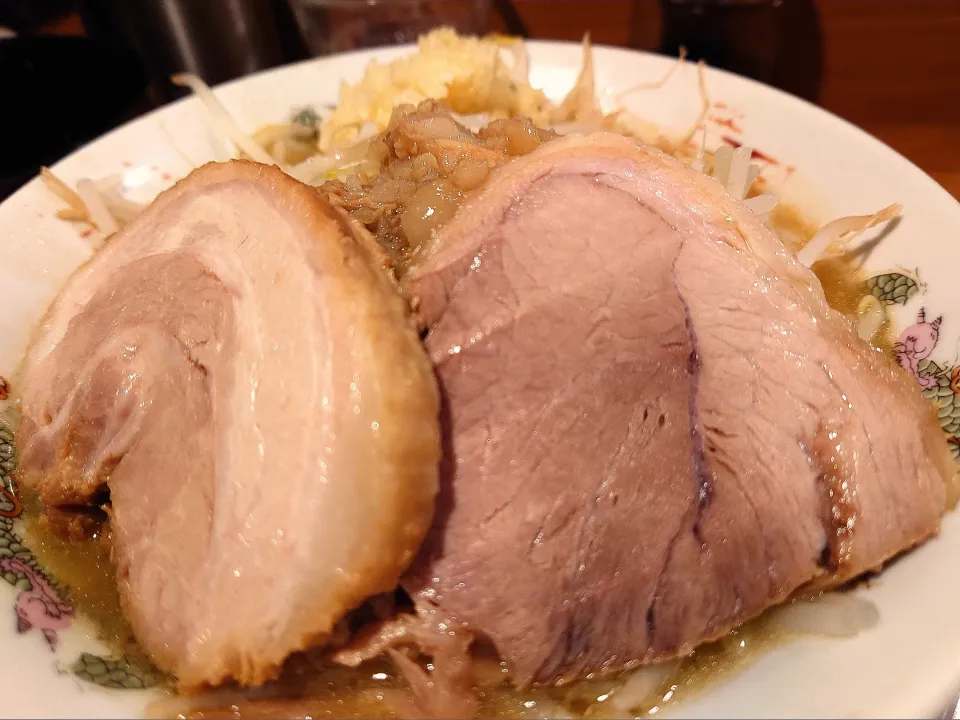 【2020年まで、この店が本店】
【食べログ TOP 5000】 
麺処 ほん田 東十条店 
ミニらーめん (150g、950円) 
＋生卵 (別椀、100円) 
＋ニンニクマシ (無料) 
＋アブラマシ (味付背脂、無料) 
@東十条5分
(赤羽から徒歩26分) 
25040
〈醤21塩5噌󠄀5タ2昆3出1F3冷0〉|大脇さん
