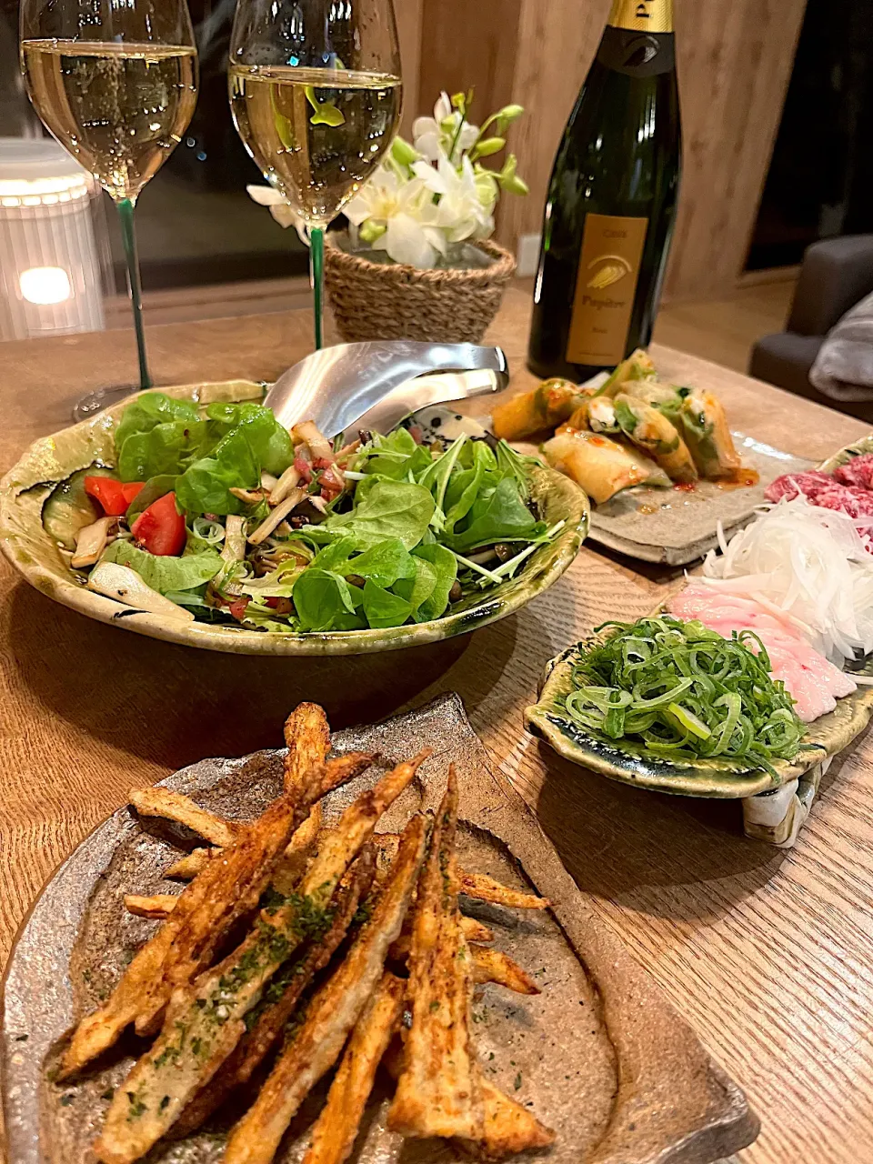 ごぼうチップス　海老と三つ葉の春巻き　馬刺し(タテガミ・チョーチン)  きのこサラダ　スパークリングワイン|izunさん