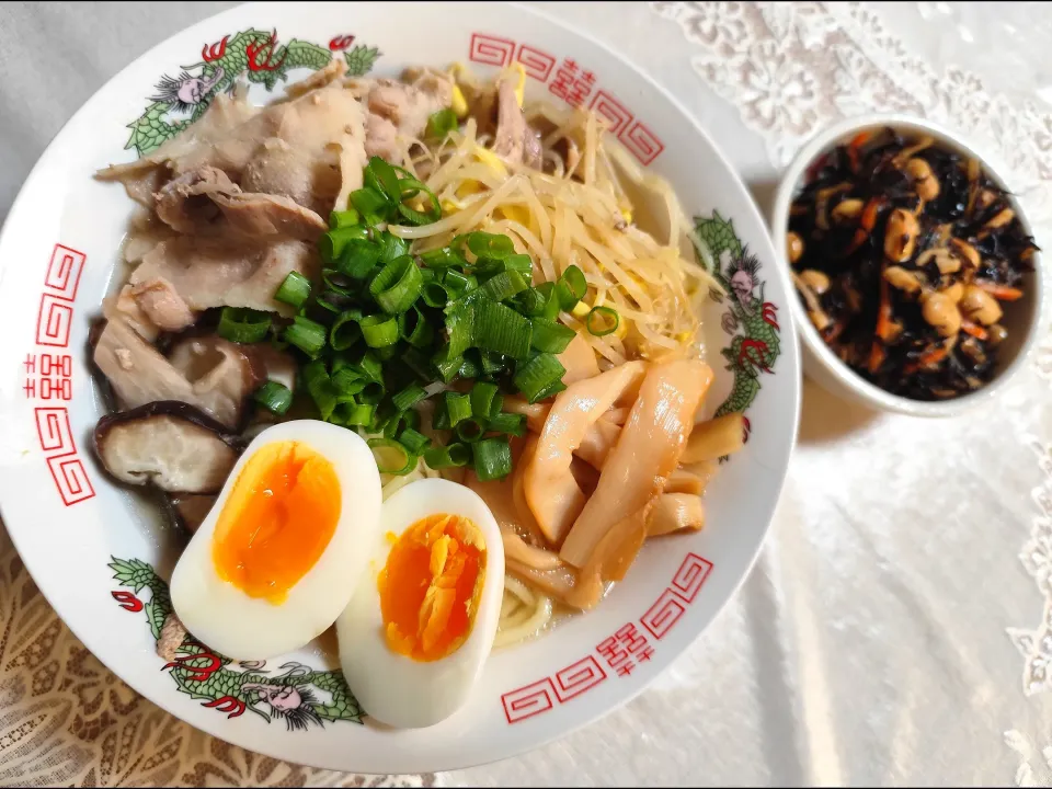 rikakoさんの鶏ガラ醤油ラーメンを参考に作ってみました!(ひじき煮は惣菜)|m.rafuさん