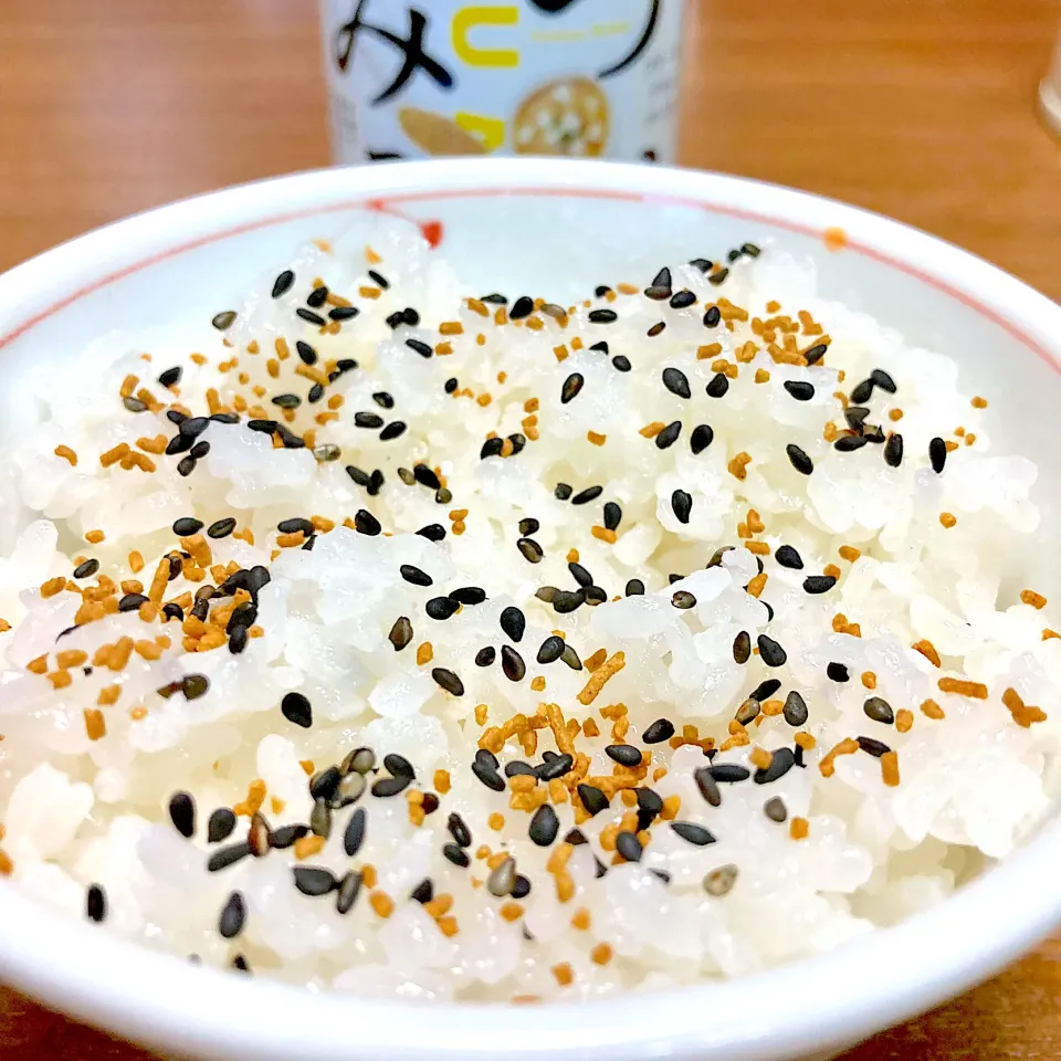 炊き立てご飯🍚つぶみそ＋ごま塩でふりかけ🍀|まいりさん