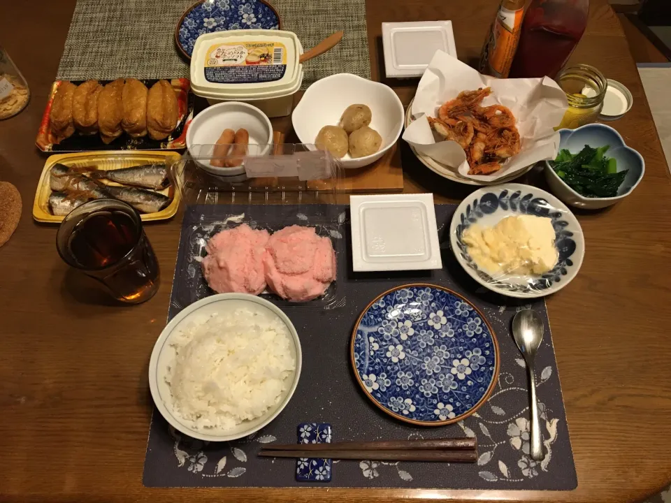 ご飯、いなり寿司、イワシの煮付け、じゃがバター、茹でウインナー、甘海老唐揚げ、納豆、小松菜のお浸し、沢庵、さくら蒸しまん、烏龍茶、手作りアイスクリーム(夕飯)|enarinさん