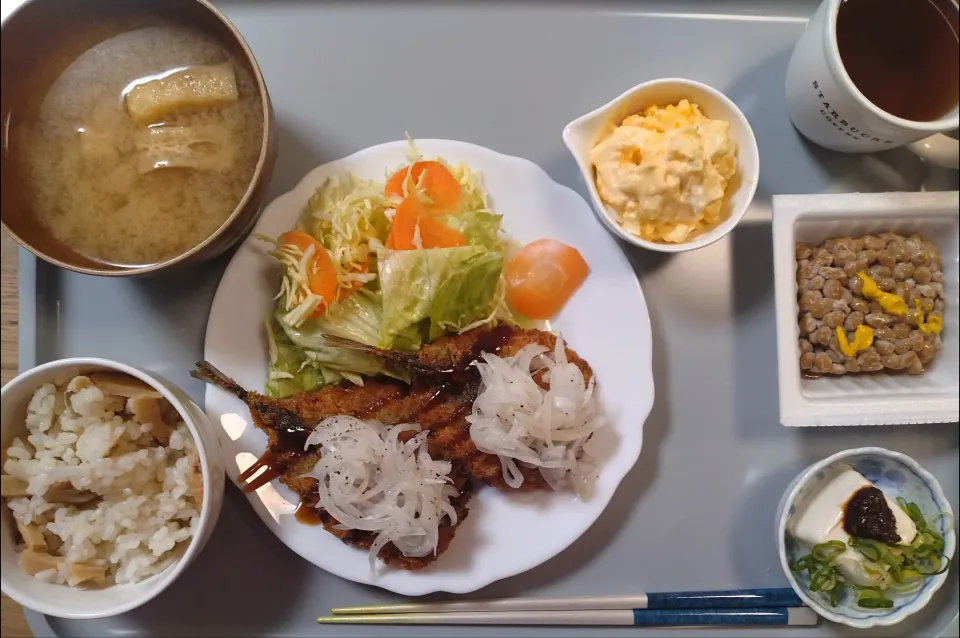 アジフライ　タルタル付き　納豆　冷奴　きのこの味噌汁　竹の子ご飯|さゆさん
