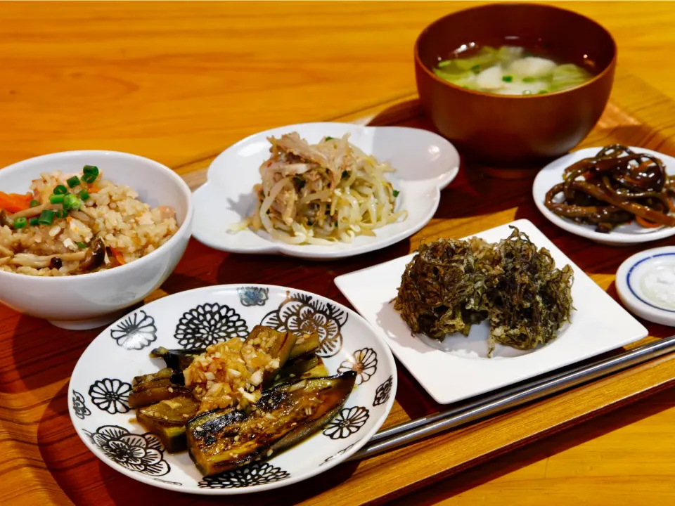 甘鮭としめじの炊き込みご飯、もやしとチャーシューのナムル、茄子のネギ南蛮漬け、もずく天ぷら、ゼンマイきんびら、白菜とハモつみれの吸い物。|マユマユさん