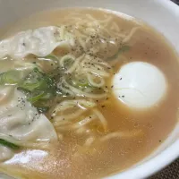 餃子を煮込む醤油ラーメンは簡単レシピ|kazzz3さん