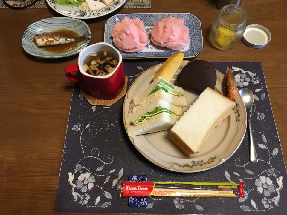 サンドイッチ、ベルギーチョコ蒸しケーキ、イワシの煮付け、甘海老唐揚げ、沢庵、ワカメ＆揚げニンニク＆揚げ玉ねぎ入りタマネギスープ、バナナ(昼飯)|enarinさん