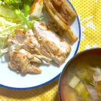 鶏胸肉の醤油麹漬け焼き　蓮根の甘辛焼き　ブロッコリー🥦　竹輪の挟み焼き　キャベツ🥬　味噌汁|4jinoanataさん