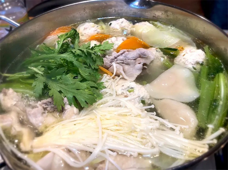 鶏つくね団子・鶏もも肉・豚ロース肉の鍋|じゅんさんさん