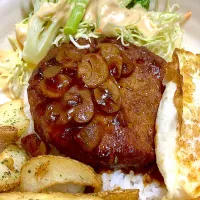 ロコモコ風丼〜ポテト、マッシュルームハンバーグ、サラダ、目玉焼き|Ayaさん