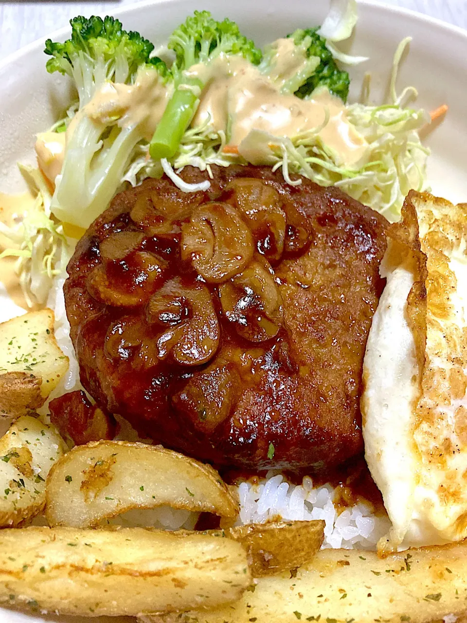 ロコモコ風丼〜ポテト、マッシュルームハンバーグ、サラダ、目玉焼き|Ayaさん