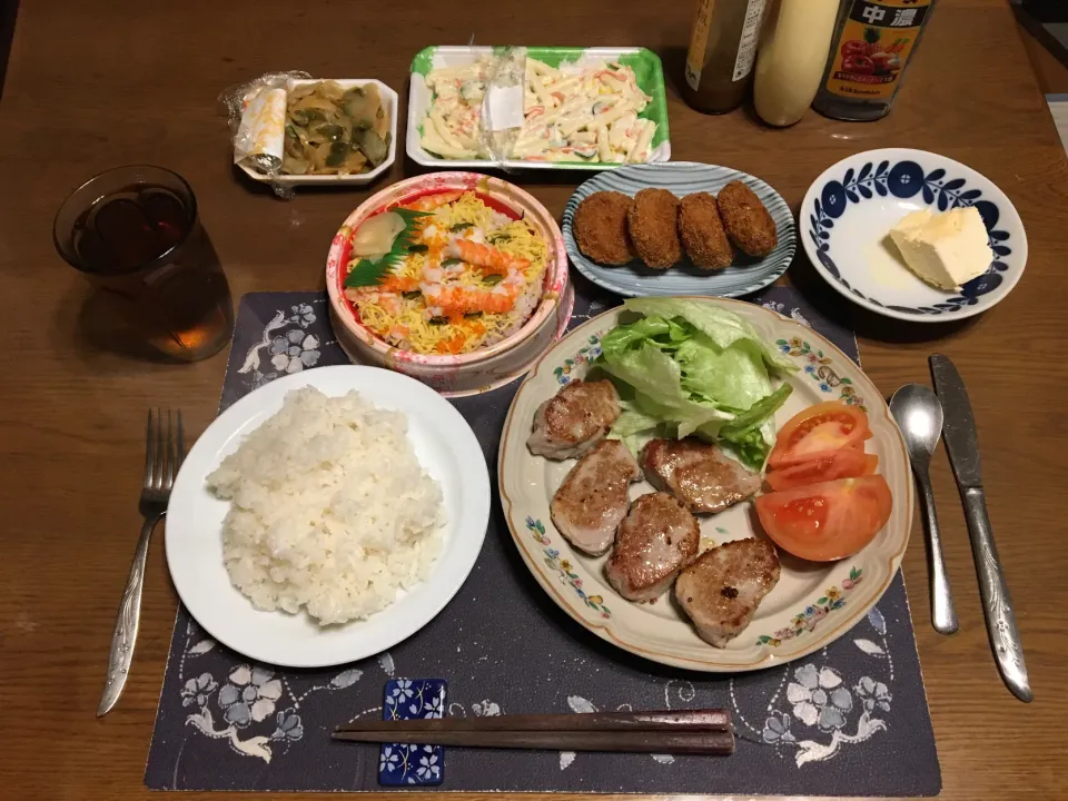 ご飯、ポークソテー、トマト、レタス、えびちらし、カニクリームコロッケ、マカロニサラダ、ザーサイ、烏龍茶、手作りアイスクリーム(夕飯)

ご馳走様 #夕飯|enarinさん