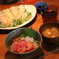 海鮮丼&えびの生春巻き&味噌汁🦐|きみぷさん