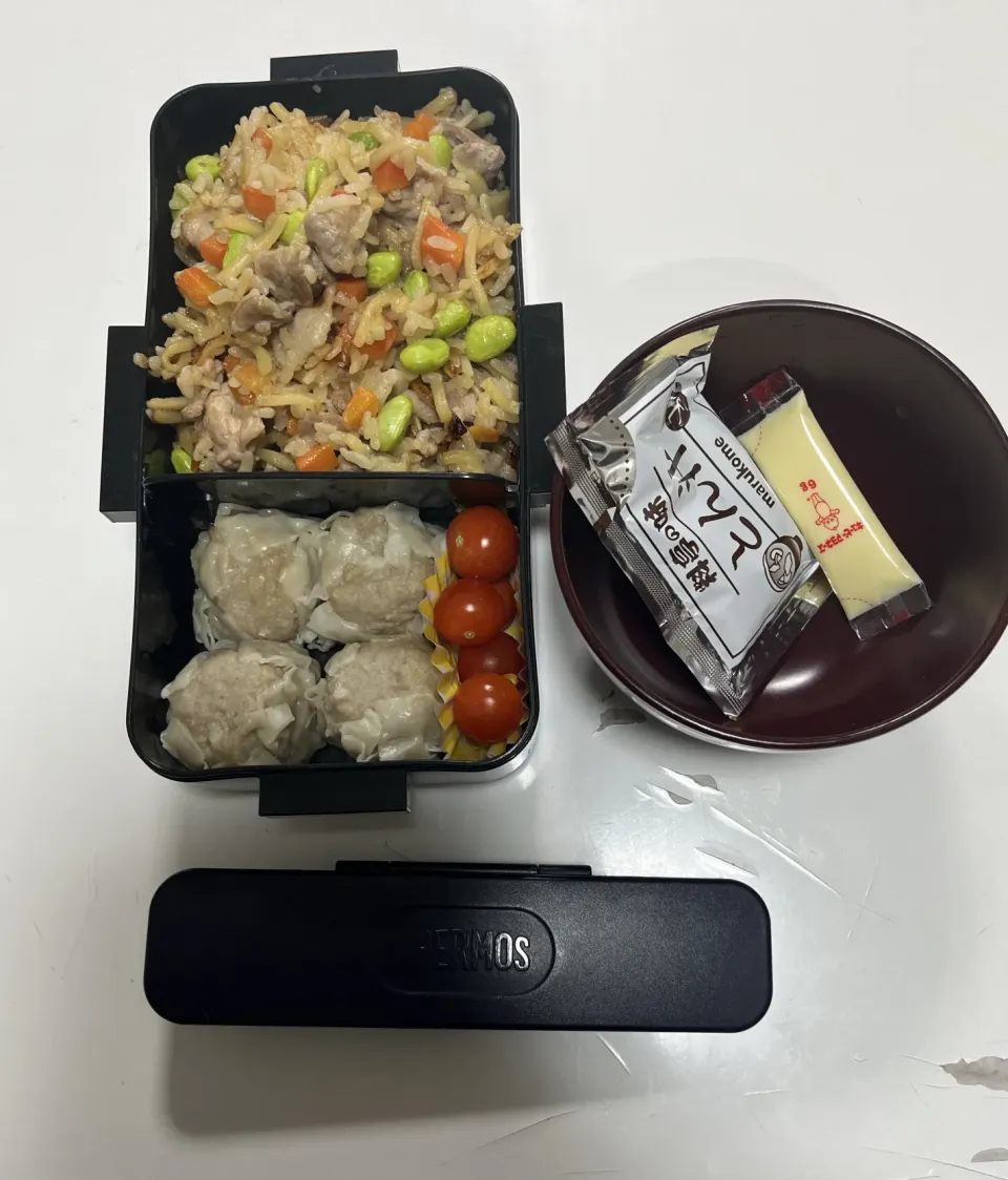 パパ弁☆そば飯（バター醤油）☆焼売☆プチトマト☆みそ汁|Saharaさん