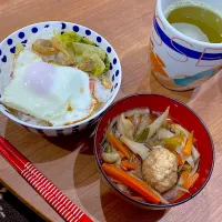 朝ごはん。具だらけになった軟骨入りつくね汁。ベーコンエッグと白菜とあさりバター醤油丼|りえはるさん