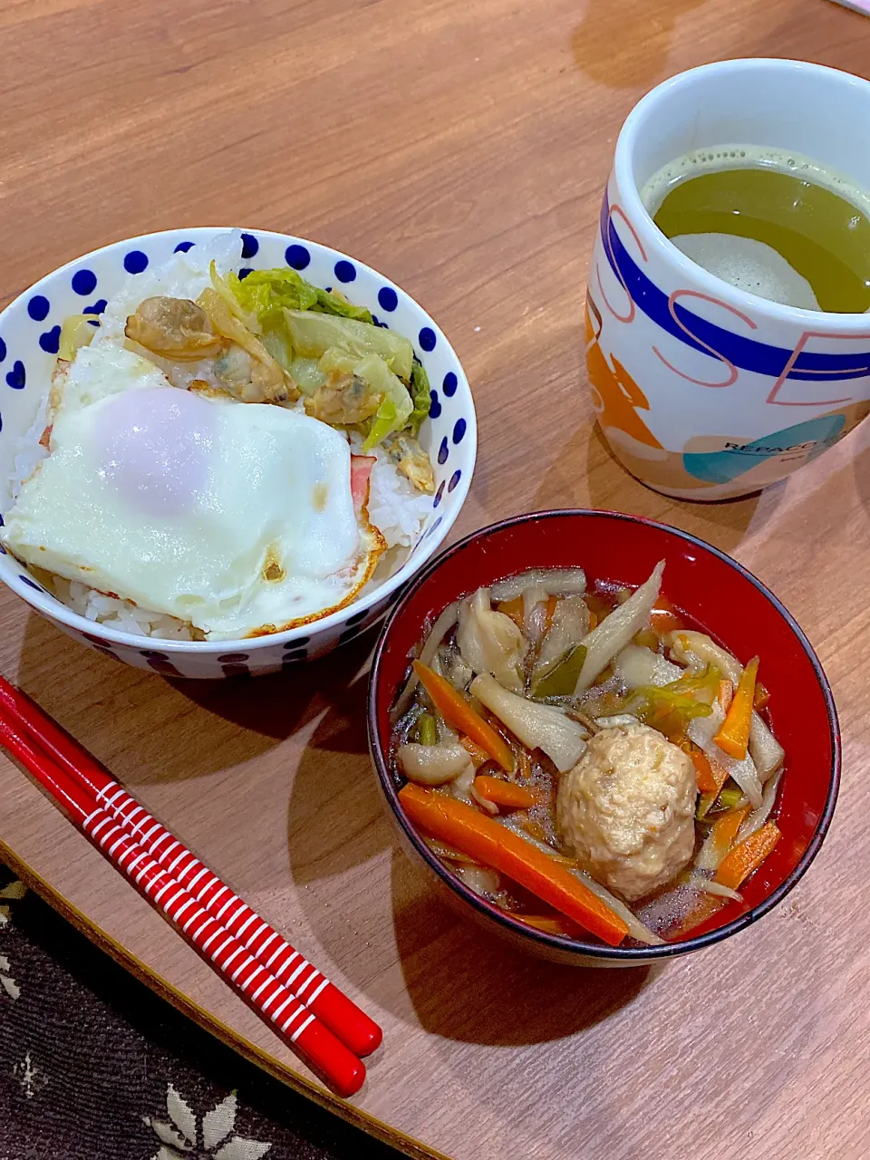 朝ごはん。具だらけになった軟骨入りつくね汁。ベーコンエッグと白菜とあさりバター醤油丼|りえはるさん