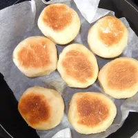 フライパンでちぎりパン✨ひっくり返す時に失敗して完成前にバラバラにちぎれました😭| 深夜特急fさん