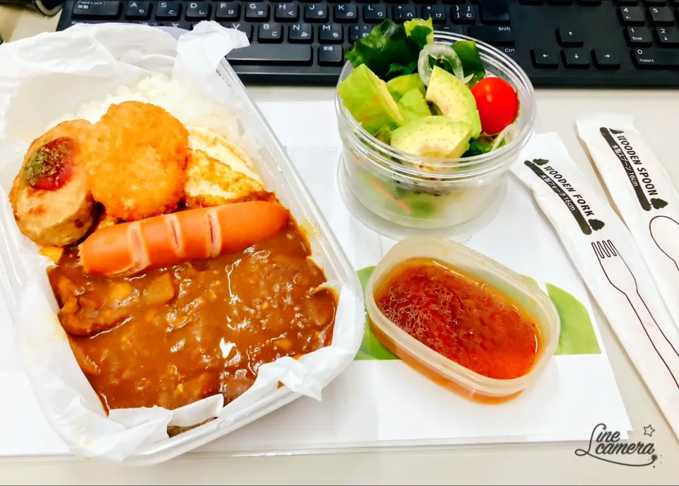 本日の日替わり弁当🍱

①カレーライス

    トッピング
②目玉焼き・茹でウィンナー・えびカツ
③グリーンサラダ
         +プチトマト・わかめ・アボカド|TakeBooさん