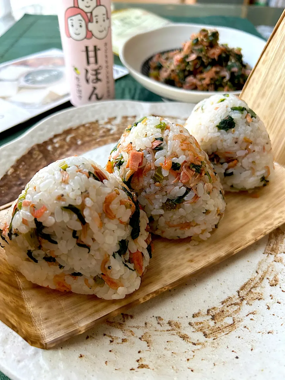 【食卓を紡ぐおたより便】甘ぽん de 八尾若ごぼうと削り節のふりかけでおにぎり🍙|まなまな♡さん