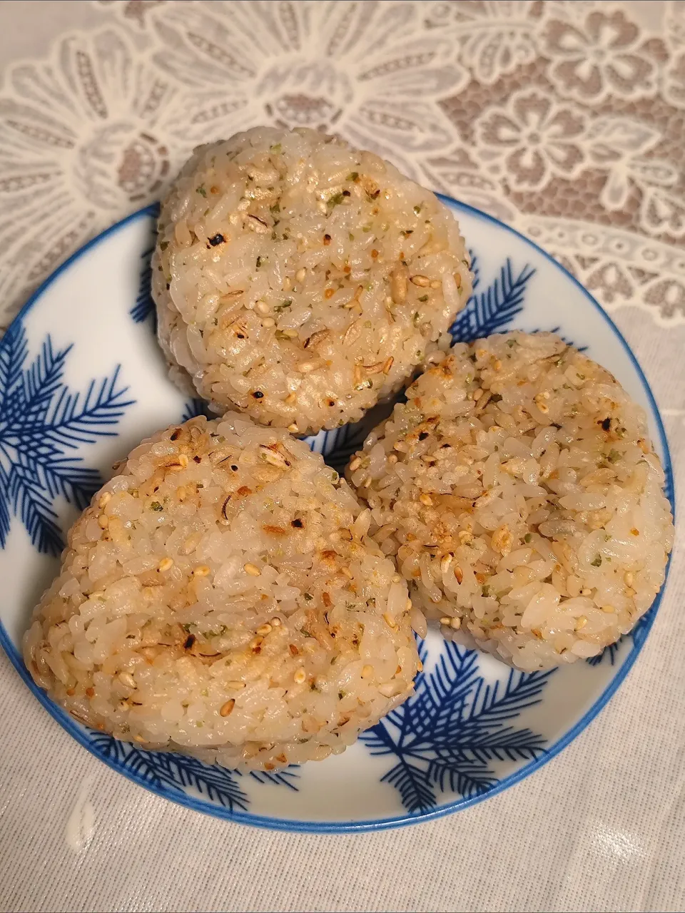 焼きおにぎりつぶみそで!!(つぶみそ、胡麻油、胡麻、青海苔)|m.rafuさん