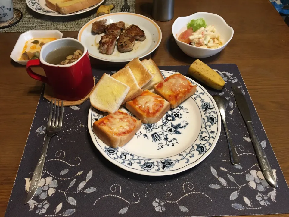 トースト、チーズトースト、ポークソテー、ザーサイ、マカロニサラダ、トマト、レタス、ワカメ＆揚げ玉ねぎ＆揚げニンニク入りタマネギスープ、バナナ(昼飯)|enarinさん