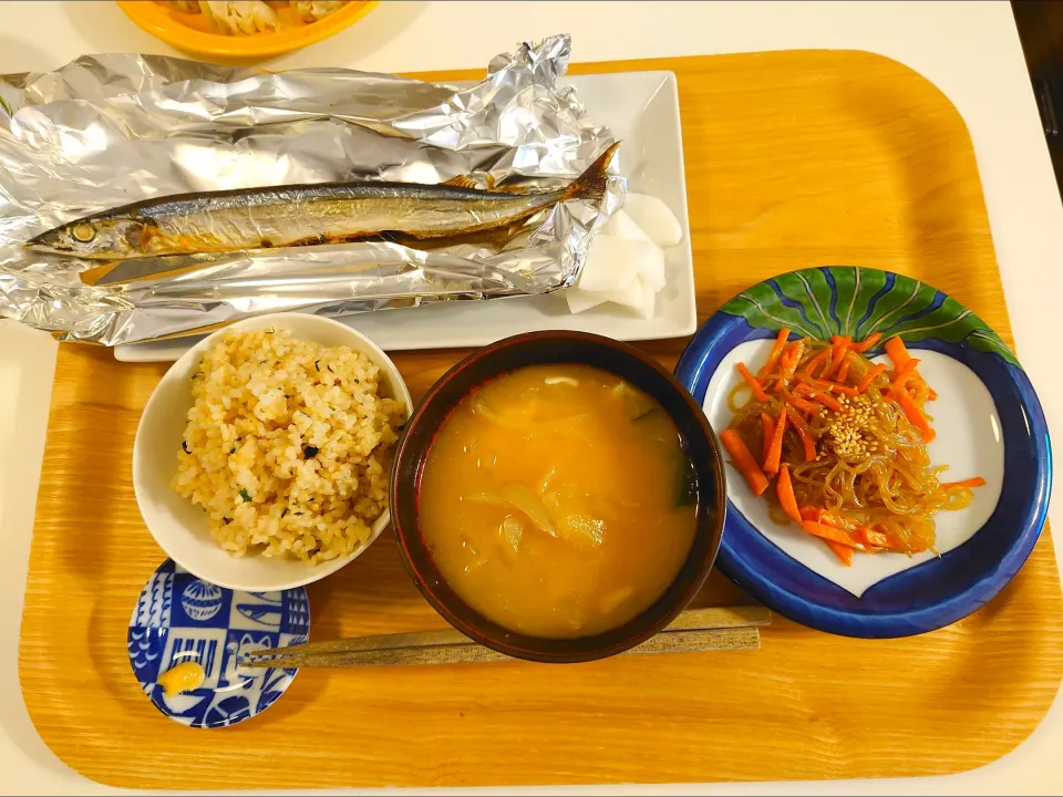 今日の夕食　さんまの塩焼き、しらたきのオイスターソース炒め、落とし卵味噌汁、玄米|pinknari🐰🌈さん