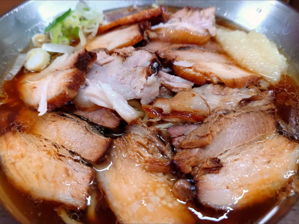 【北大塚ラーメンの2号店】 
王子金麦ラーメン 
チャーシュー麺 (1,050円) 
＋にんにくW増し (50円) 
＠王子2分 
(赤羽から徒歩38分)
25042
〈醤22塩6噌󠄀5タ2昆3出1F3冷0〉|大脇さん