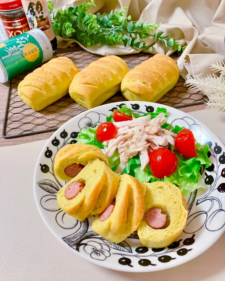 カレーウインナーパン〜蒸し鶏のサラダとともに|mai＊さん