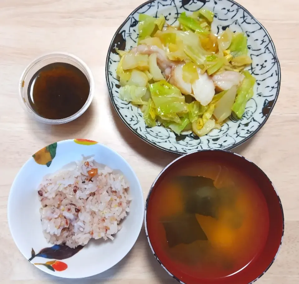 2025 0212　鱈とキャベツのレンジ生姜蒸し　もずく　豆腐とわかめのお味噌汁|いもこ。さん