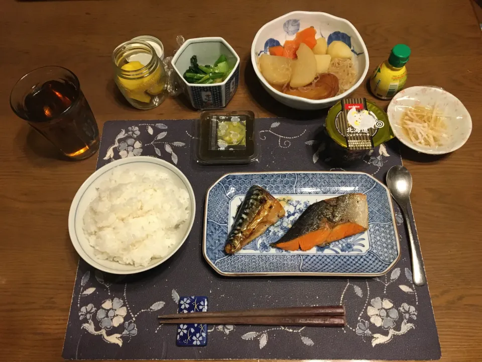 ご飯、焼き昆布鯖、焼き紅鮭(甘口)、煮物、小松菜のお浸し、沢庵、もずく酢、烏龍茶、北海道ショコラケーキ、手作りアイスクリーム(夕飯)|enarinさん