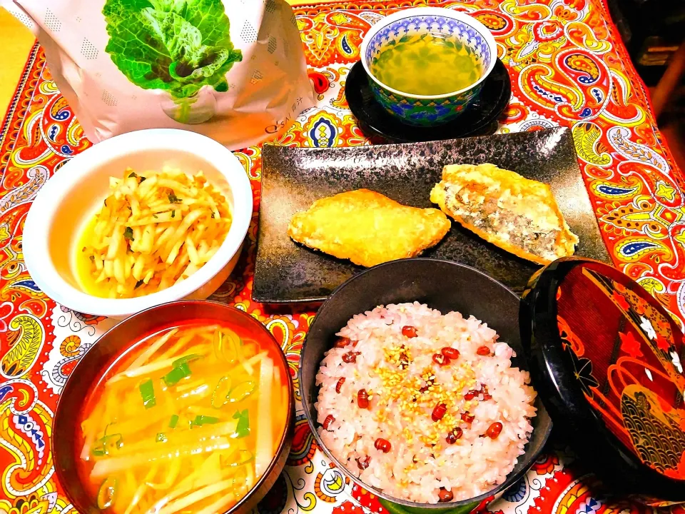 朝🌅ご飯。鯖の竜田揚げ、塩麹味。
鮪缶と大根とわかめの合えもの。大根の
お味噌汁。ケール。|りささん