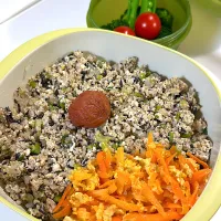 炒り豆腐丼(豆腐　玉子　カブ葉　ヒジキ　鶏ひき肉　ネギ　玉ねぎ) 人参しりしり🥕　ブロッコリー🥦　スナップエンドウ🫛　トマト🍅|まゆさん