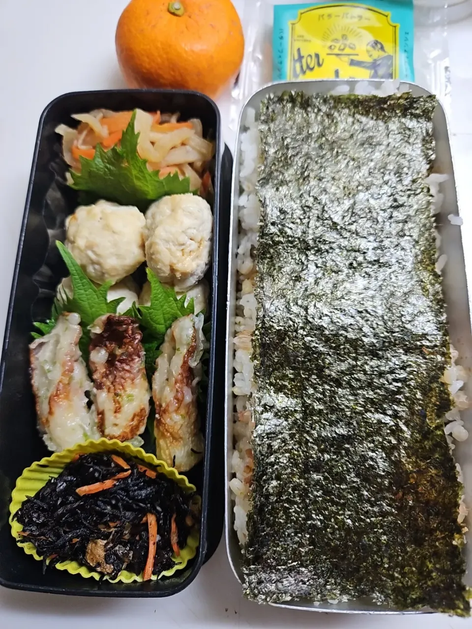 ☆高校生弁当☆もち麦入りごはん、海苔オカカ2段、切干大根、肉団子、竹輪磯揚げ、ひじき煮物、みかん、マドレーヌ|ｼｮｺﾗさん