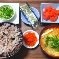 今日の朝ごはん（十六穀ごはんに辛子明太子、味付のり、納豆、野菜と油揚げのみそ汁、漬物・大根の醤油漬）|Mars＠釜飯作り研究中さん