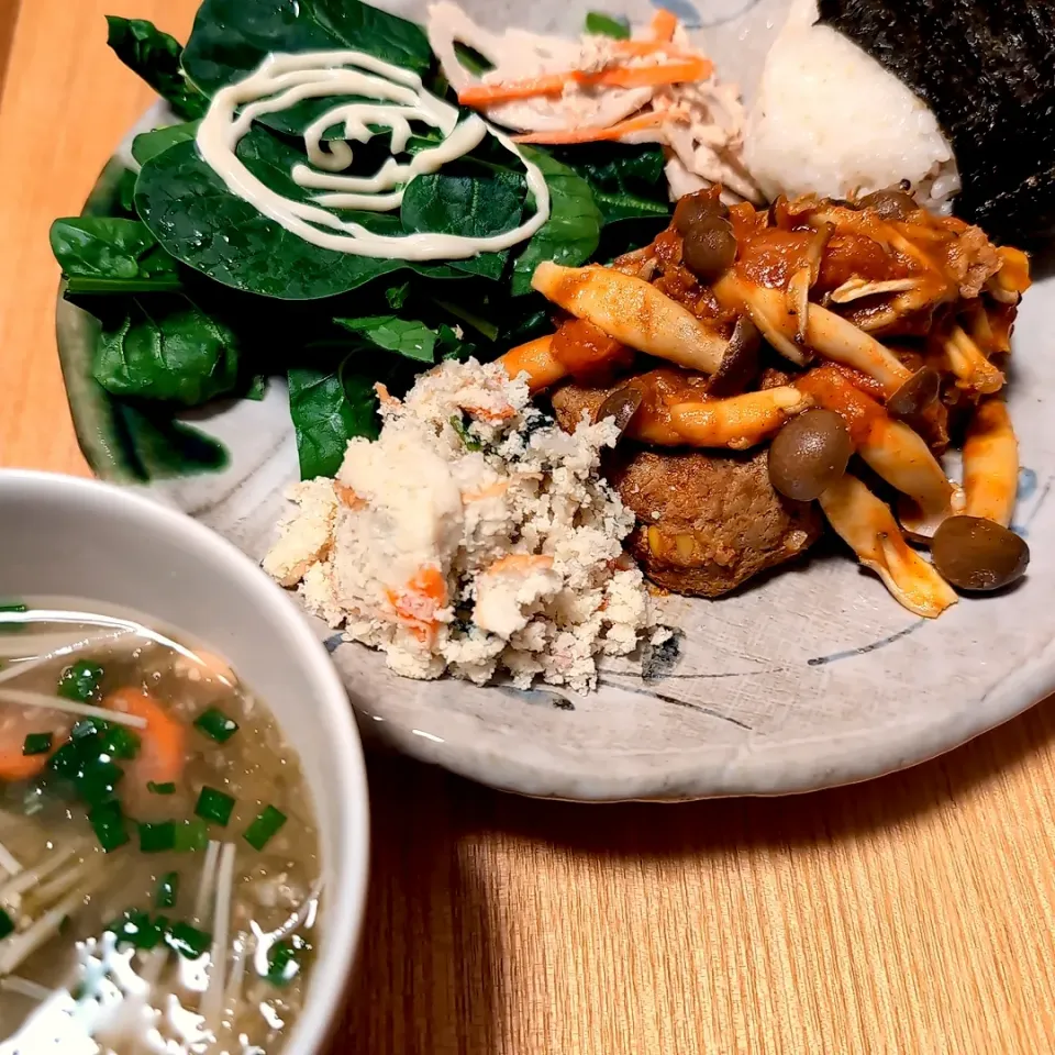 ミートローフ〜ソースには粒みそ〜/れんこんサラダ/さくたえちゃんママのおから煮/田舎ほうれん草/🍙/お野菜とキノコ、あおさのお味噌汁|チョコさん