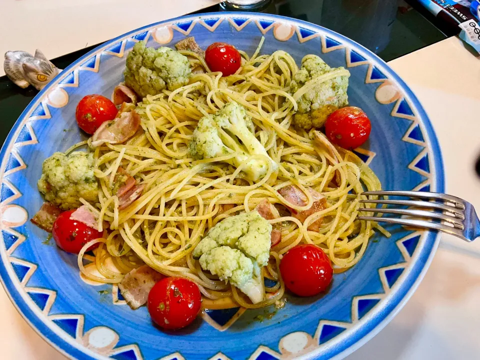自家製ジェノベーゼでベーコンとカリフラワーとプチトマトのパスタで昼ごはん|Takeshi  Nagakiさん