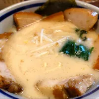 【2002年創業】 
麺友一誠 
皮付きちゃーしゅーめん あっさり
(あっさり/背脂入り/辛/辛背脂入り
からスープを選択、1,120円) 
＋ご飯 (ご飯/麺大盛/もやし増し 
から1つを選択、無料) 
＋卸し大蒜 (卓上、無料)
＋葱 (卓上、無料)
＠高田馬場6分
25043
〈醤23塩6噌󠄀5タ2昆3出1F3冷0〉