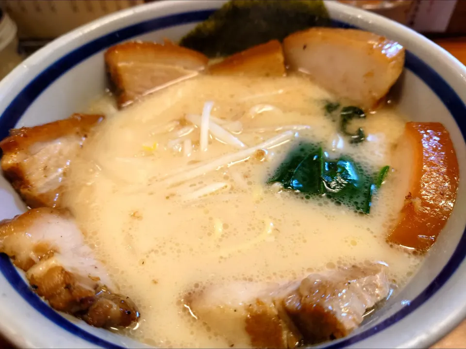 【2002年創業】 
麺友一誠 
皮付きちゃーしゅーめん あっさり
(あっさり/背脂入り/辛/辛背脂入り
からスープを選択、1,120円) 
＋ご飯 (ご飯/麺大盛/もやし増し 
から1つを選択、無料) 
＋卸し大蒜 (卓上、無料)
＋葱 (卓上、無料)
＠高田馬場6分
25043
〈醤23塩6噌󠄀5タ2昆3出1F3冷0〉|大脇さん